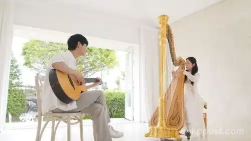 심소정 Harp Dialogue 첫 싱글 Velvet Sky가 공개됐다. 정성하가 참여한 이 곡은 하프와 핑거스타일 기타의 서정적 앙상블로 몽환적인 사운드를 완성했다.