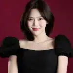 오마이걸 효정이 첫 디지털 싱글 ‘퍼플노트(Purple Note)’로 솔로 컴백한다. 타이틀곡 ‘나의 작은 청춘에게’를 포함한 전곡 작사·작곡 참여와 자전적 메시지가 담긴 앨범 의미를 정리했다.