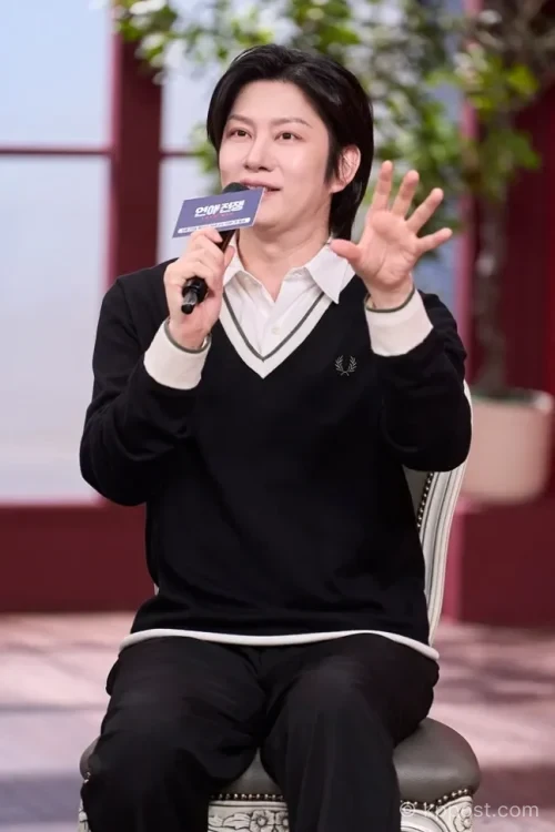 김희철이 JTBC ‘연애전쟁’ 제작발표회에서 ‘아는 형님’ 휴식 이후 새 연애 예능에 합류한 이유를 밝혔다. 프로그램 성격, 첫 방송, 김희철 발언과 논란 가능성을 정리했다.