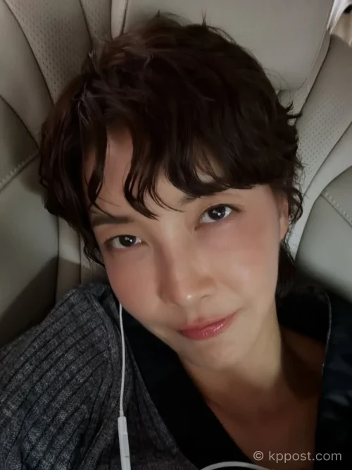 배우 진서연이 정차 중이던 자신의 차량 뒤범퍼가 옆 차량 문에 찍혔다고 밝히며 상대 운전자의 대응에 불편한 심경을 전했다. 진서연은 차량 카메라에 장면이 찍혔고 사과만 원했다고 설명했다.