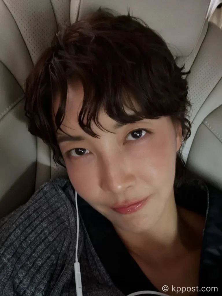 배우 진서연이 정차 중이던 자신의 차량 뒤범퍼가 옆 차량 문에 찍혔다고 밝히며 상대 운전자의 대응에 불편한 심경을 전했다. 진서연은 차량 카메라에 장면이 찍혔고 사과만 원했다고 설명했다.