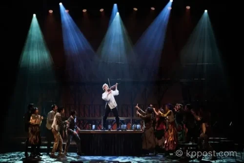 바이올리니스트 겸 뮤지컬 배우 KoN(콘·이일근)이 뮤지컬 ‘파가니니’ 서울 본공연 기준 개인 누적 100회 출연을 달성했다. 2018년 트라이아웃부터 2026년 삼연까지 이어진 기록과 기념 미니콘서트, 자작곡 ‘ZEALOTRY’의 의미를 정리했다.