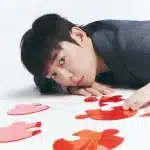 정대현이 2026년 6월 30일 발매하는 두 번째 미니앨범 ‘PUZZL( )E’ 콘셉트 포토와 필름을 공개했다. 붉은 하트, 리본, 퍼즐 조각 이미지와 빈칸 제목이 팬들의 궁금증을 키우고 있다.
