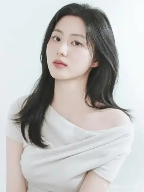 CLC 출신 배우 권은빈이 SNS를 통해 일반인의 삶을 선택하겠다고 직접 밝혔다. 약 10년간의 연예계 활동 회고, 큐브엔터테인먼트 전속계약 종료, 예정된 CLC 해외 일정 이후 활동 마무리 계획을 정리했다.