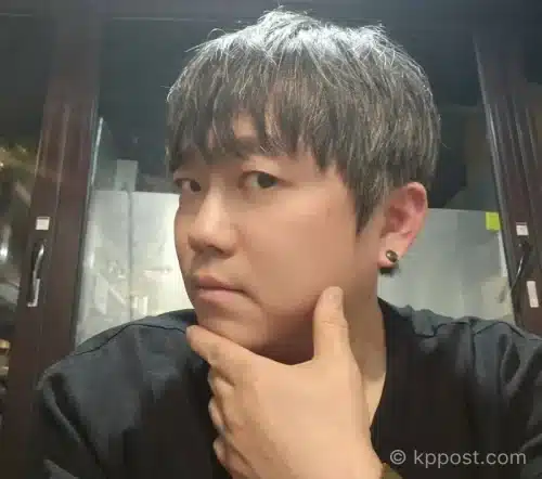 원타임 출신 송백경이 2026년 6월 4일 인스타그램을 통해 원타임 탈퇴를 공식 선언했다. 마지막 5집 발매 후 21년 만의 결정 배경, 무가당 삭제 언급, 음악 복귀와 신곡 예고, KBS 성우 전환 이후 행보를 정리했다.