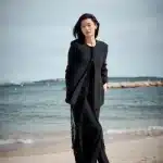 전지현이 영화 ‘군체’로 제25회 뉴욕아시아영화제 아시아 특별 스타상을 받으며 한국 여배우 최초 수상자가 됐다. 개막작 선정 의미와 작품의 590만 흥행 기록, 글로벌 행보를 정리했다.