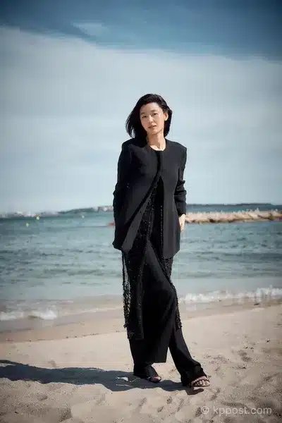 전지현이 영화 ‘군체’로 제25회 뉴욕아시아영화제 아시아 특별 스타상을 받으며 한국 여배우 최초 수상자가 됐다. 개막작 선정 의미와 작품의 590만 흥행 기록, 글로벌 행보를 정리했다.