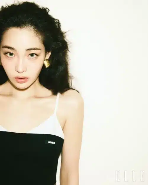 배우 김민하가 2026년 7월 2일 SNS에 패션 매거진 화보를 공개했다. 아방가르드한 스타일, 우리, 태양을 흔들자 출연 준비, 2026년 7월 8일 영화 하나 코리아 개봉 일정까지 정리했다.