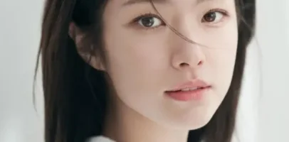 하영 증조부 친일 의혹이 불거진 뒤 일부 광고 콘텐츠가 비공개로 전환되는 등 여파가 이어지고 있다.