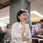 김혜은이 막내 동서와 시댁 생활을 이야기하는 유튜브 장면