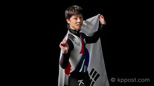 쇼트트랙 선수 김건우가 태극기를 두른 채 포즈를 취하고 있다. 김건우는 하얼빈 동계아시안게임 금메달 획득 후 은퇴했으며, 향년 28세로 별세했다.(사진=생성형AI)
