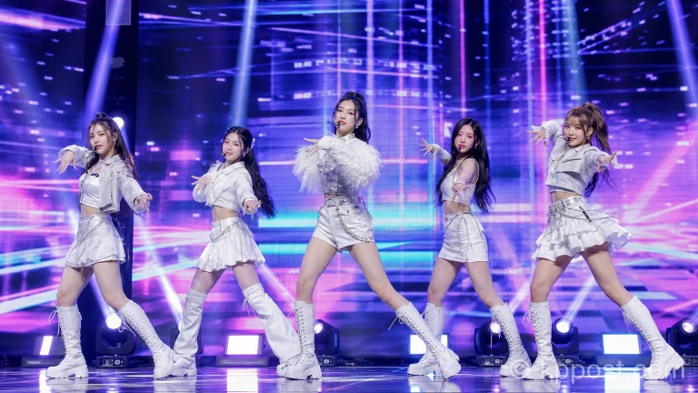 A2O LITE가 데뷔 쇼케이스에서 신곡 '니온' 무대를 선보이는 모습