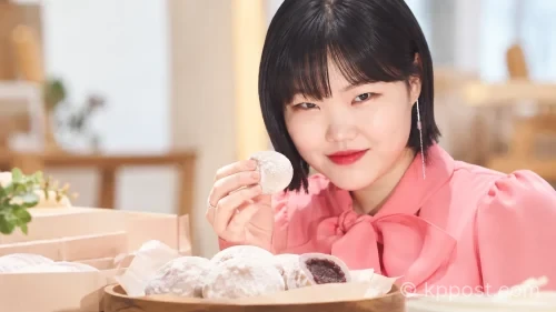악뮤 이수현이 최근 자신의 유튜브 채널에서 화제의 찹쌀떡에 대한 솔직한 생각을 밝혔다 (사진 - AI 생성)