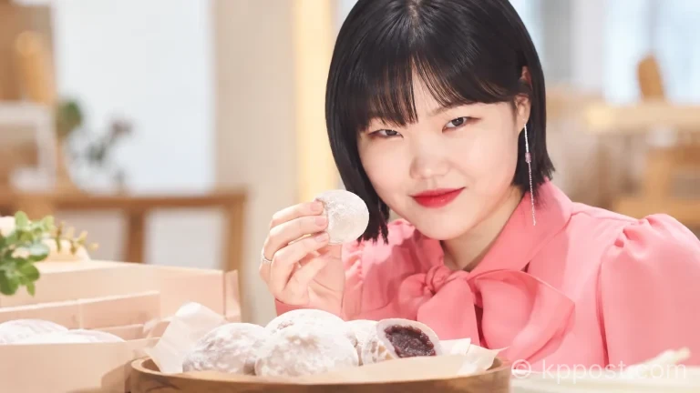 악뮤 이수현이 최근 자신의 유튜브 채널에서 화제의 찹쌀떡에 대한 솔직한 생각을 밝혔다 (사진 - AI 생성)