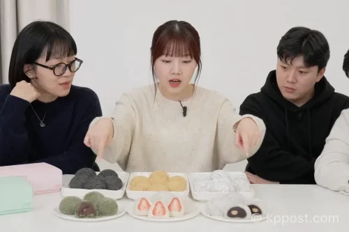 이수현 유튜브 영상 속 한정선 찹쌀떡 시식 장면