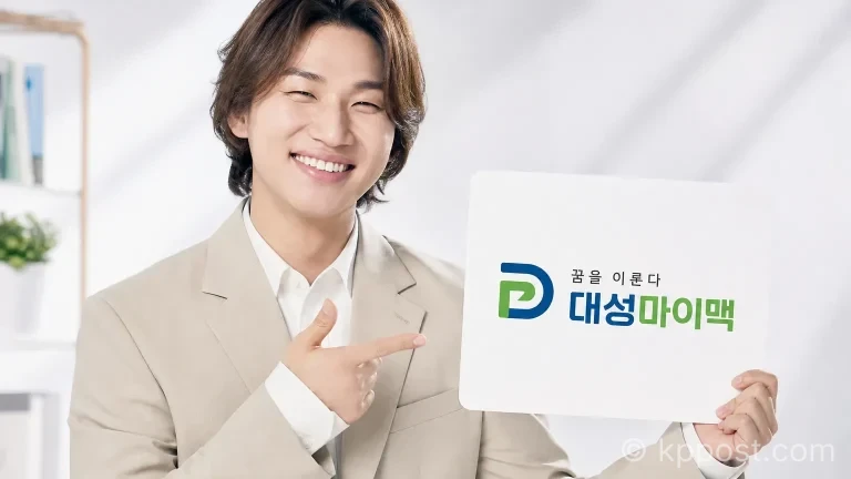 빅뱅 대성이 대성마이맥 광고 모델로 발탁되어 밝게 웃으며 포즈를 취하고 있다.