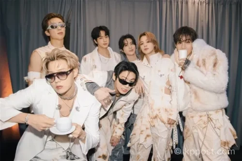 BTS 마추픽추 숲에서 멤버들이 함께 포즈를 취하며 자연 속 여유로운 분위기를 연출하고 있다. (사진=생성형AI)