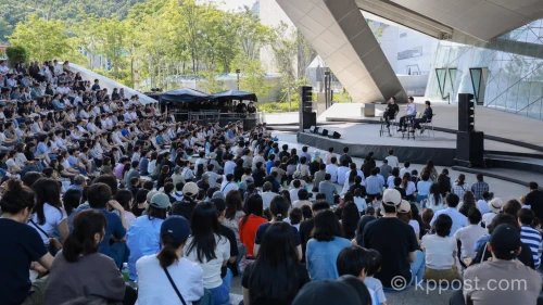 부산국제영화제 야외무대 행사에 참여한 수많은 관객들
