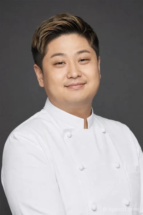 셰프복을 입고 부드럽게 미소 짓는 윤남노
