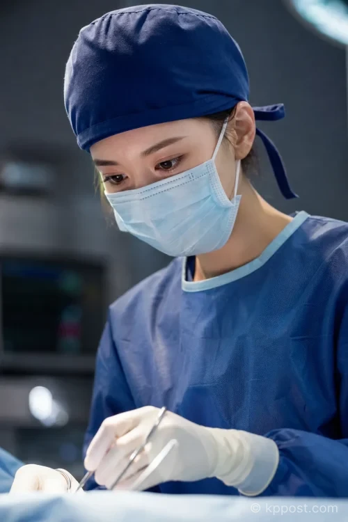 드라마 '닥터X'에서 수술복을 입고 집중하는 계수정(김지원 분)