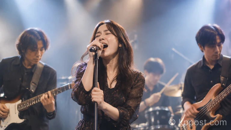 자선 콘서트 현장에서 라이브 가창 공연을 펼치는 보컬리스트의 모습