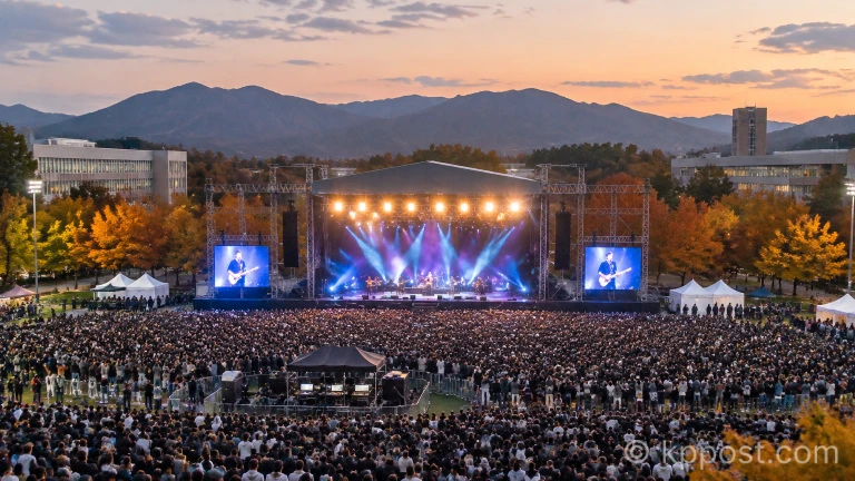 어깨동무 연예인 봉사단 자선 콘서트 활력이 열리는 야외 대형 특설 무대 전경