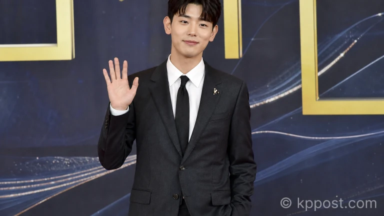 레드카펫 행사에서 포즈를 취하고 있는 에릭남의 모습