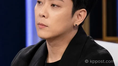 은지원 재혼이 재조명되는 가운데 방송 스튜디오에 앉아 있는 은지원