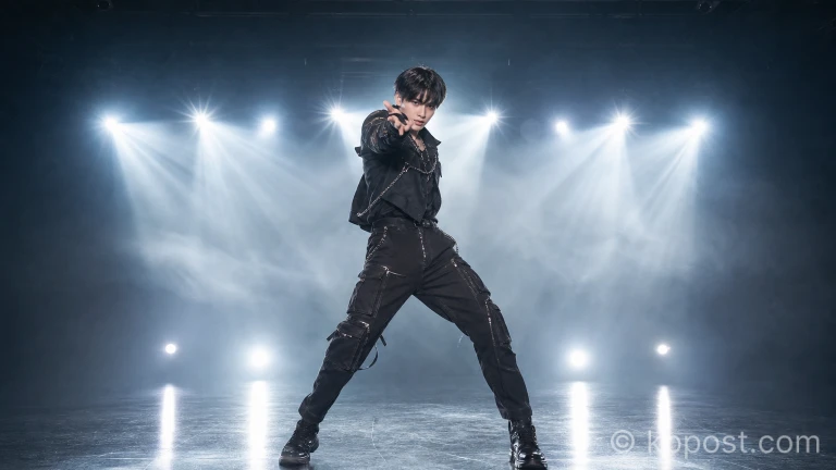 공연 도중 경쾌한 댄스 챌린지 동작을 소화하는 황민현