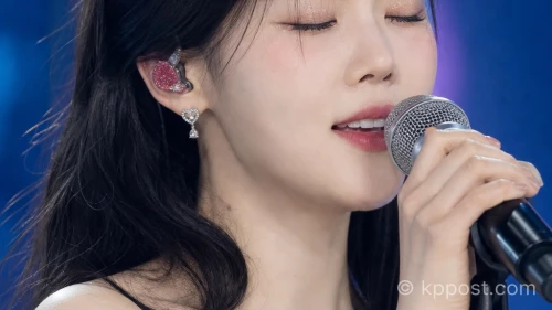 타이틀곡 '미완성일지도'를 노래하는 효정의 청량한 모습