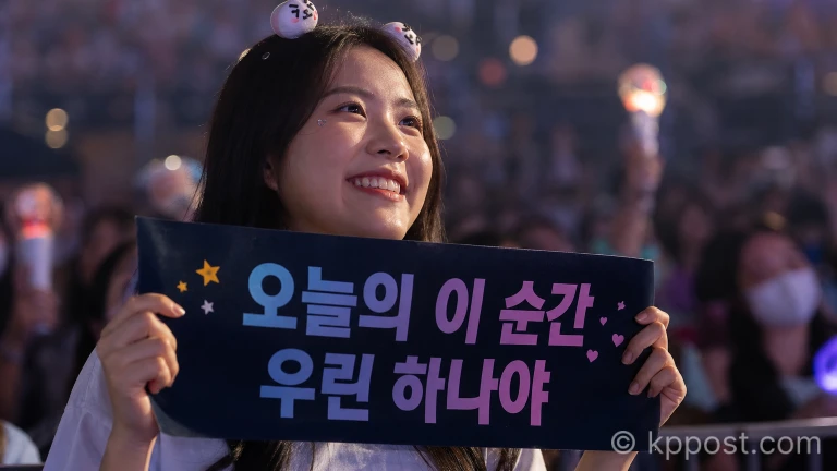 공연을 즐기는 한 팬의 밝은 모습