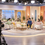 화려한 조명과 카메라 장비가 갖춰진 방송 예능 프로그램 스튜디오 녹화 현장