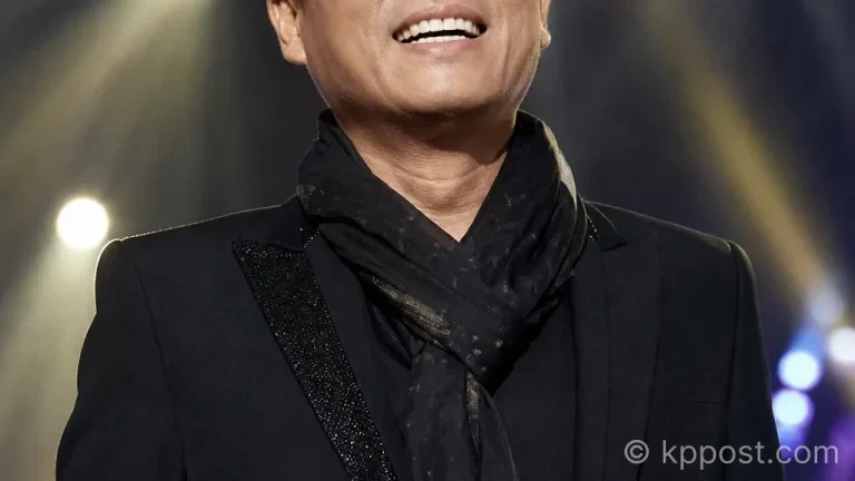 데뷔 35주년 콘서트 무대에서 공연하는 가수 김건모