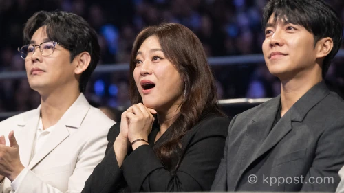 동료 가수 이영현이 놀란 표정으로 김희재의 무대를 보고 있다