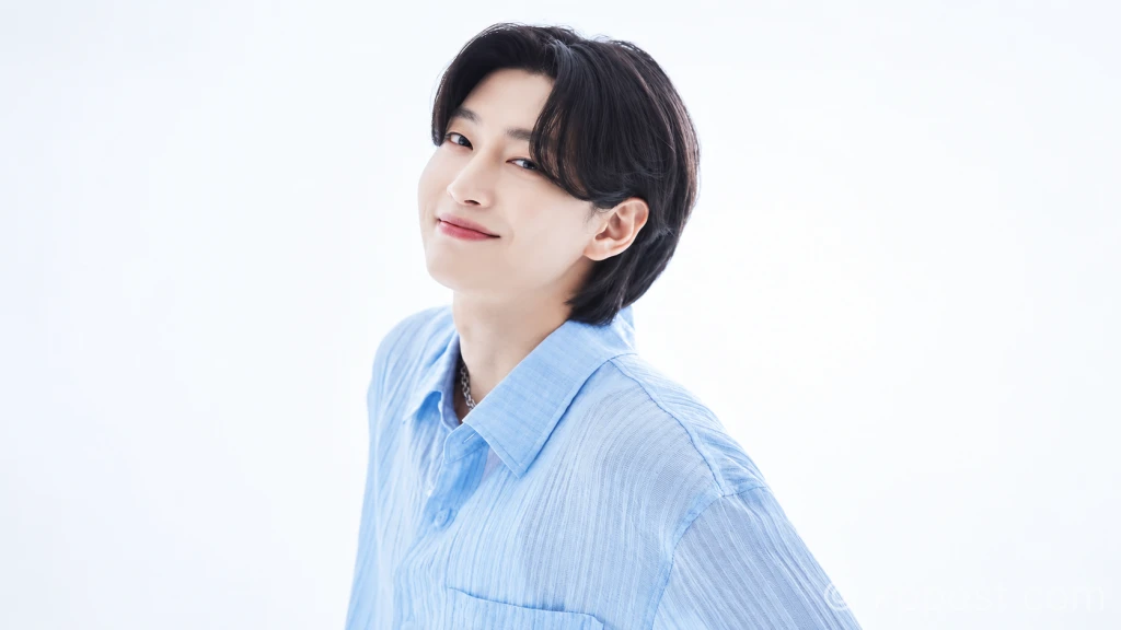 김용빈 오네스타컴퍼니 재계약 소식이 전해진 가운데, 무대 위에서 풍부한 감정을 담아 열창하는 가수의 모습이 눈길을 끈다. (사진 - AI 생성)