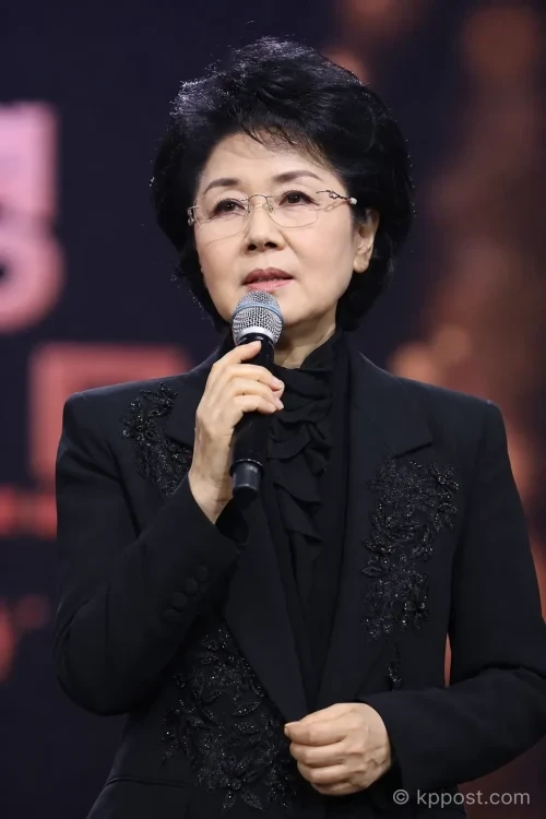 가수 심수봉이 한 페스티벌 무대에서 노래하고 있는 모습