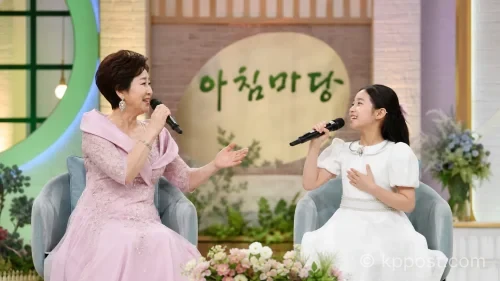 가수 김용임과 한수정 양이 방송 스튜디오에서 마주보고 웃는 모습