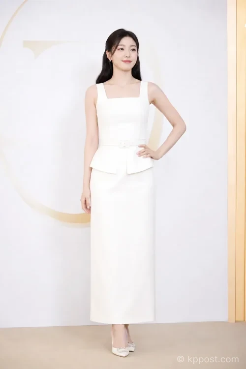 뷰티 브랜드 행사에 참석해 포즈를 취하고 있는 김연아