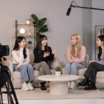유튜브 웹예능 스튜디오 장비 앞에서 인터뷰를 진행 중인 케이팝 아이돌