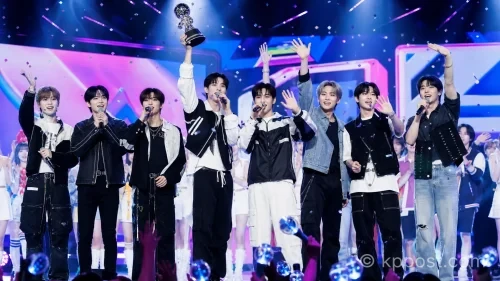 음악방송 1위 트로피를 들고 기뻐하는 K팝 아이돌 그룹