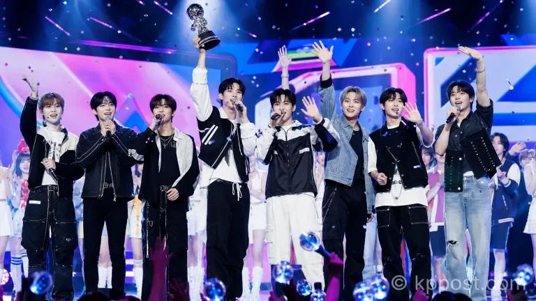 음악방송 1위 트로피를 들고 기뻐하는 K팝 아이돌 그룹