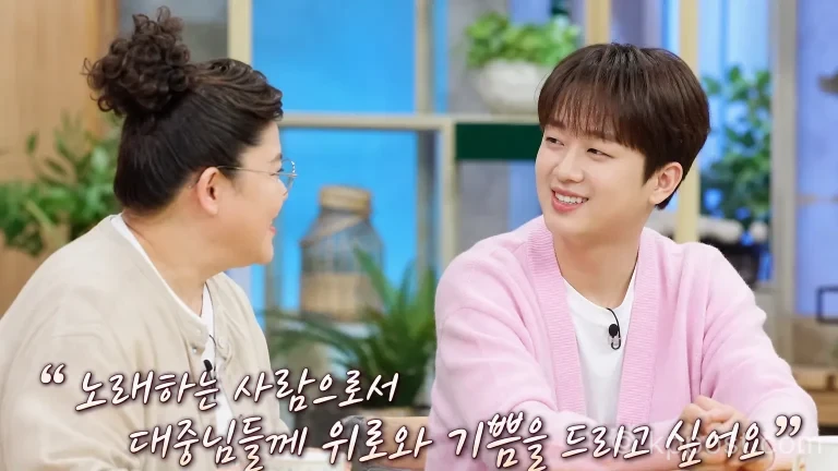 방송에 출연해 부모님에 대한 일화를 이야기하는 가수 이찬원