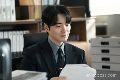드라마 '로또 1등도 출근합니다'에서 공은태 팀장 역을 맡은 이준혁의 모습