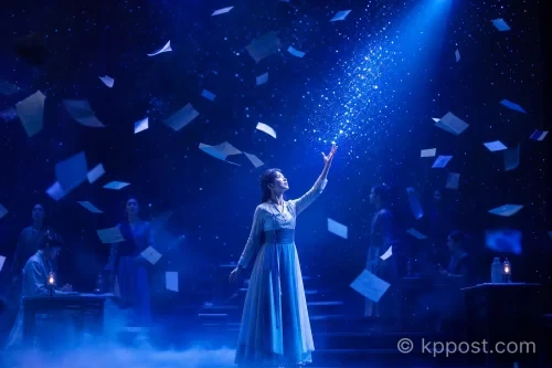 뮤지컬 '연의 편지' 무대에서 편지들이 날아다니는 신비로운 마술 연출.