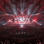 KSPO DOME에서 대규모 레이저 연출 속에 진행 중인 NCT 127 단독 콘서트 무대 전경