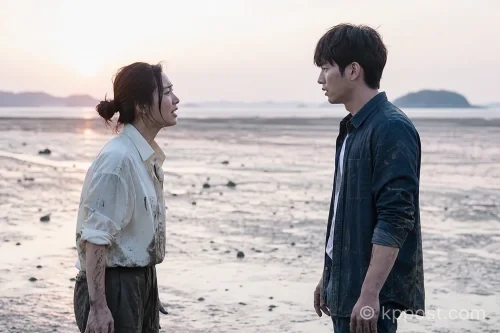 드라마 '너 말고 다른 연애'에서 안은진과 서강준이 갯벌에서 감정적으로 대립하고 있다.