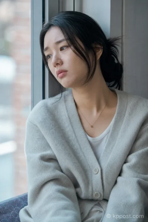 '너 말고 다른 연애'에서 안은진이 연기하는 이미도 감독이 창가에서 고뇌하는 모습.