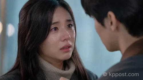눈물을 머금은 안은진이 '너 말고 다른 연애'에서 이주안에게 절박한 제안을 하는 장면.