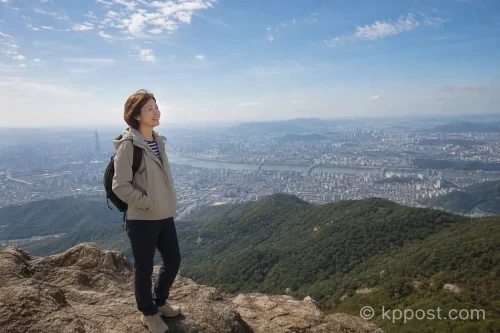 산 정상에서 도시 풍경을 바라보며 여유를 즐기는 방송인 박미선.