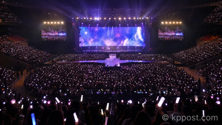 아시아 투어 콘서트 무대와 객석을 비춘 공연장 전경